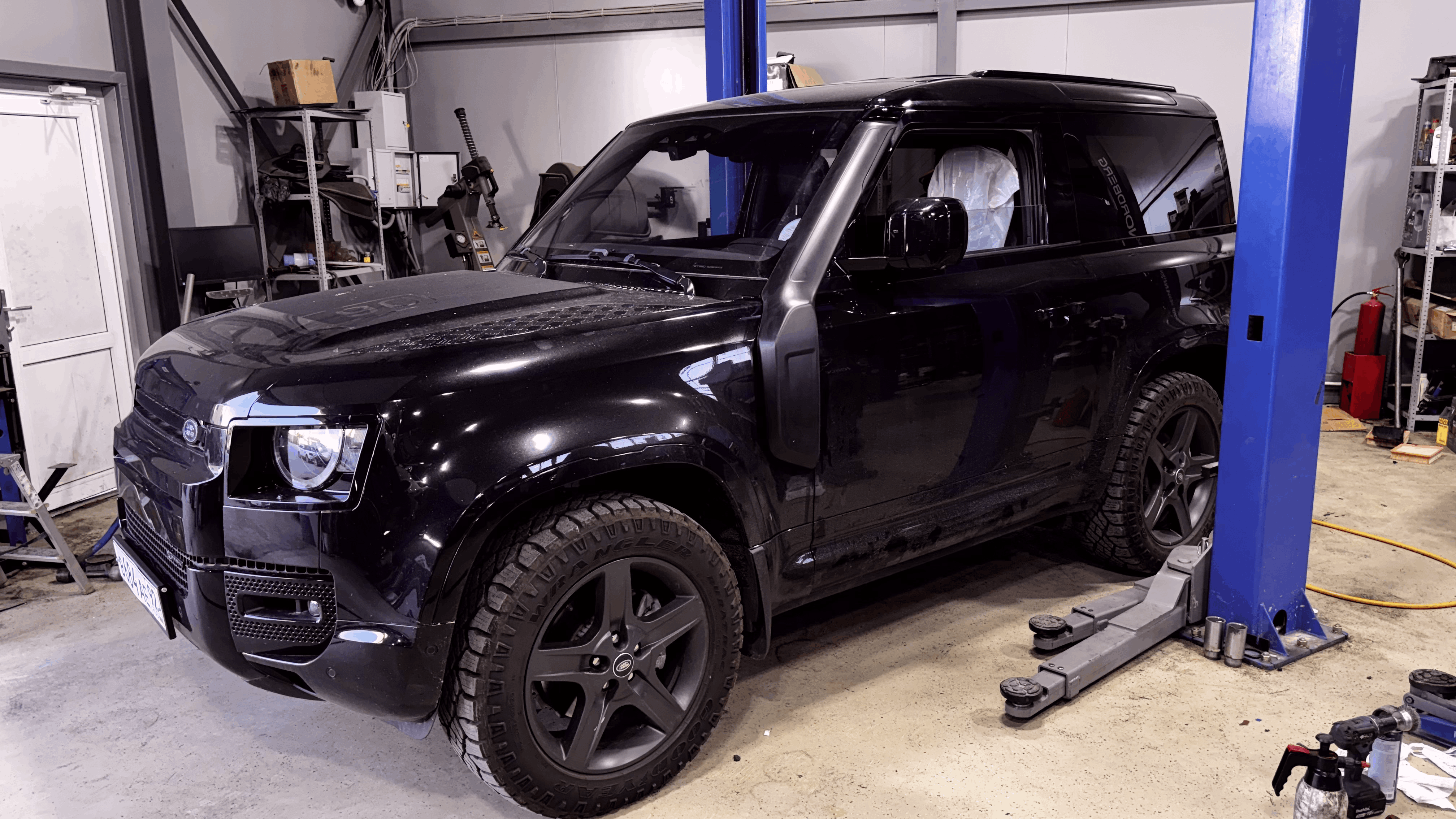 Установка штатного воздухозаборника (шноркеля) в Defender 90 2021 в профильном сервисе Land Rover и Jaguar «АЙРОВЕРС» в Севастополе