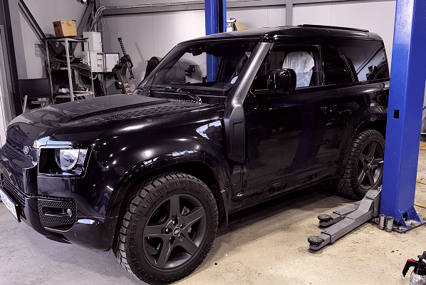 Установка штатного воздухозаборника (шноркеля) в Defender 90 2021 в профильном сервисе Land Rover и Jaguar «АЙРОВЕРС» в Севастополе